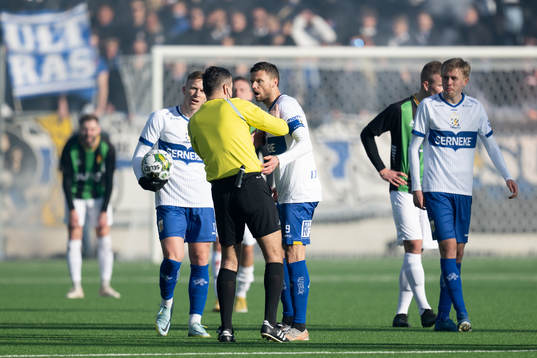 IFK Göteborgs Oscar Wendt och Marcus Berg pratar med