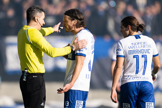 IFK Göteborgs Gustav Svensson pratar med domaren