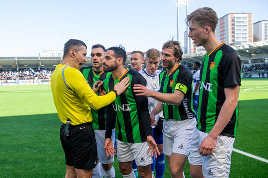 GAISs Mervan Celik snackar med domaren