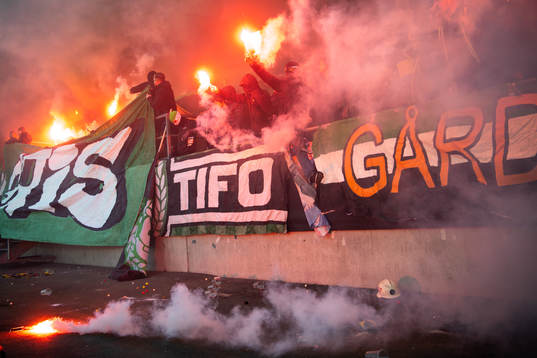 Bengaler och tifo vid Gais-klacken