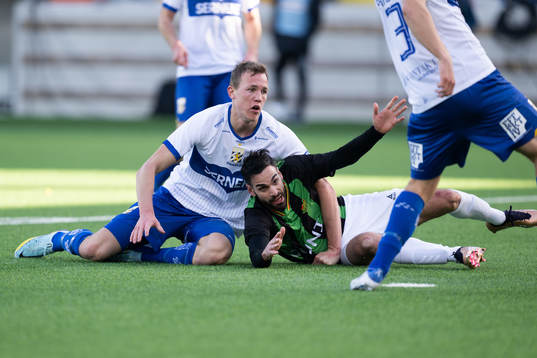 IFK Göteborgs Adam Carlén drar ner GAISs Mervan Celik