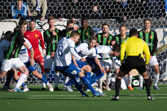 IFK Göteborgs slår en frispark