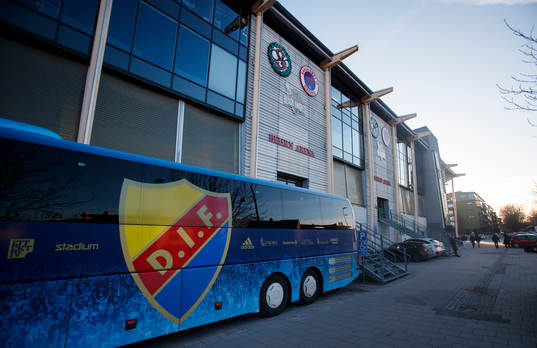 Djurgårdens spelarbuss utanför Behrn Arena