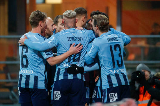 Djurgårdens Gustav Wikheim jublar med lagkamrater
