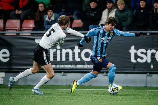 Örebros Niclas Bergmark och Djurgårdens Gustav Wikheim