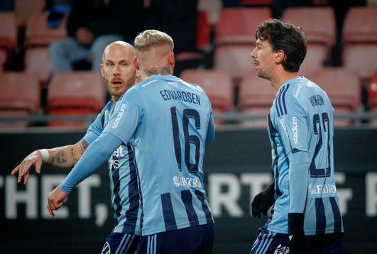 Djurgårdens Gustav Wikheim jublar med Magnus Eriksson och