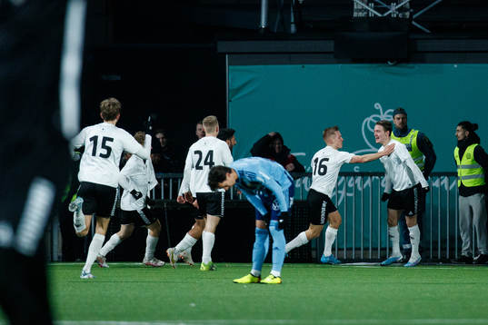 Örebros Noel Milleskog jublar med lagkamrater