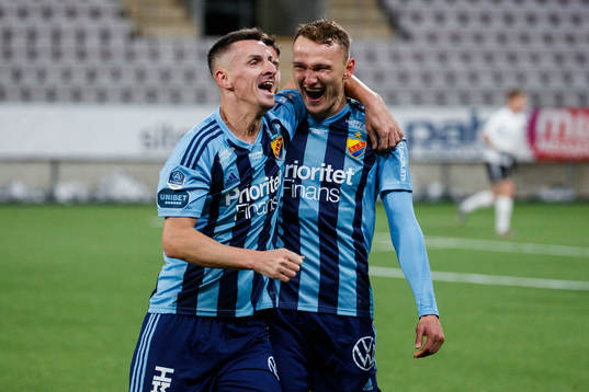 Djurgårdens Piotr Johansson (t.h) jublar