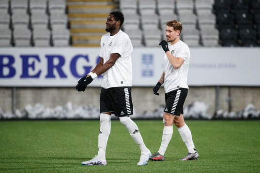 Örebros Nasiru Moro och Daniel Björnkvist deppar
