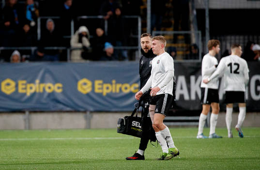 Örebros Valgeir Valgeirsson lämnar skadad