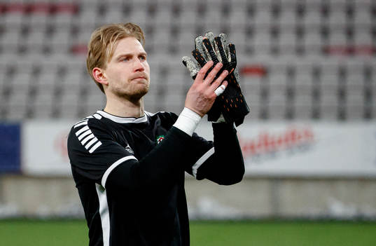 Örebros målvakt William Eskelinen tackar fansen