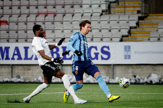 Örebros Nasiru Moro och Djurgårdens Gustav Wikheim