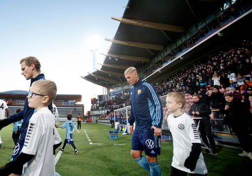 Djurgårdens Victor Edvardsen på väg in till