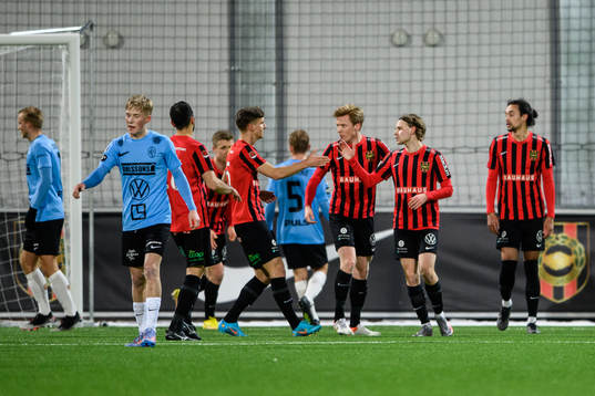 Brommapojkarnas Oscar Pettersson jublar med lagkamrater