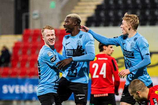 Landskronas Ousmane Diawara jublar med lagkamrater