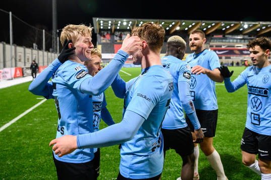 Landskronas Melker Widell jublar med lagkamrater
