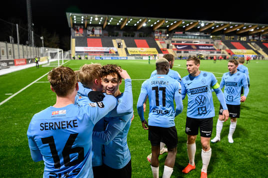 Landskronas Melker Widell jublar med lagkamrater