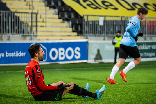 Brommapojkarnas Marijan Cosic reagerar