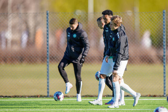 Västerås SKs spelare före fotbollsmatchen i Svenska