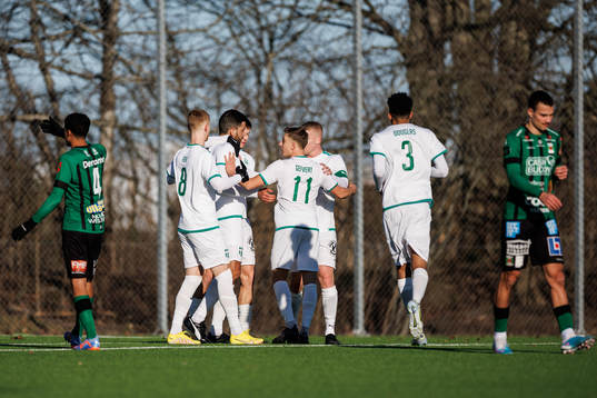 Västerås SKs Pedro Ribeiro jublar med lagkamrater