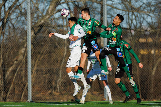 Västerås SKs Alex Douglas mot Varbergs Assad Al Hamlawi
