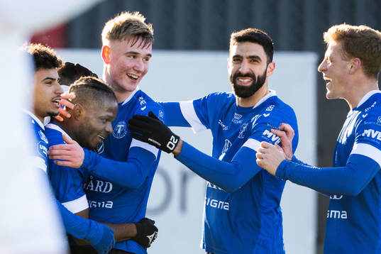 Trelleborgs Henry Offia jublar med lagkamrater