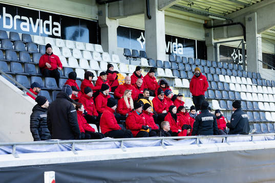 Säkerhetsmöte för arenapersonal innan fotbollsmatchen i