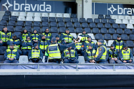 Säkerhetsmöte för ordningsvakter innan fotbollsmatchen i