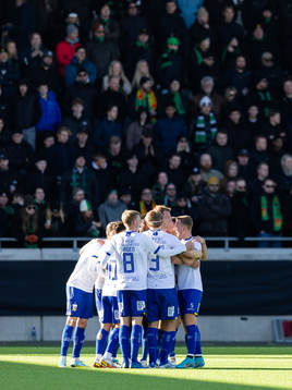 IFK Göteborgs Adam Carlén jublar med lagkamrater
