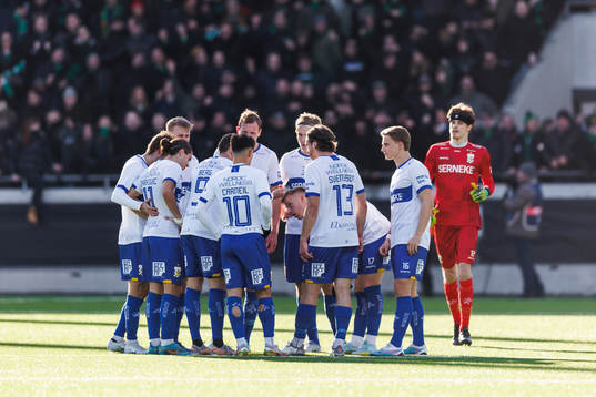 IFK Göteborgs spelare samlas i en ring
