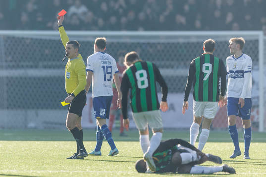 IFK Göteborgs Adam Carlén får ett rött kort