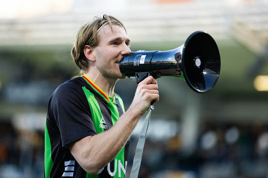 GAIS August Wängberg jublar framför klacken