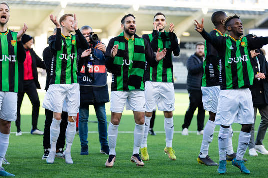 GAIS Julius Lindberg och Mervan Celik jublar framför
