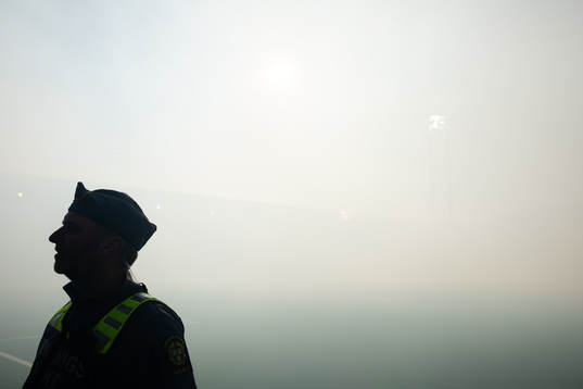 En säkerhetsvakt framför IFK Göteborgs klack
