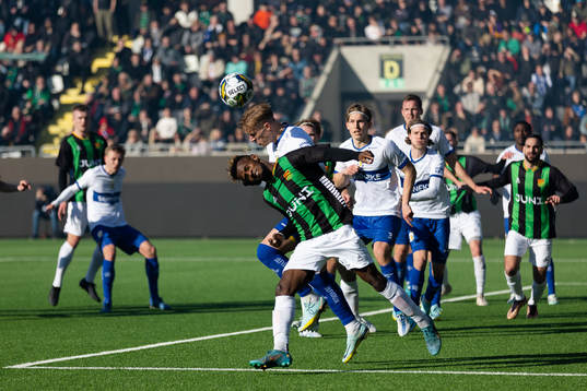 IFK Göteborgs Oscar Wendt och GAIS Rickard Emeka Friday