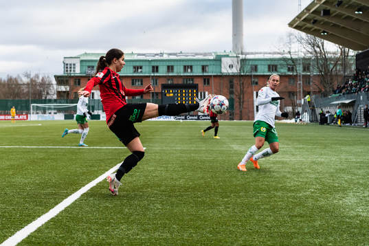 Brommapojkarnas Julia Olsson och Hammarbys Jonna Andersson