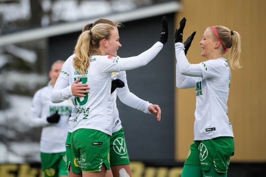 Hammarbys Matilda Vinberg jublar med lagkamrater