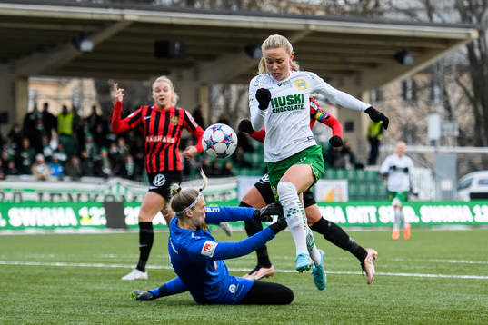 Brommapojkarnas målvakt Nichole Persson och Hammarbys