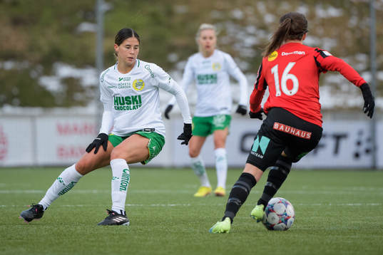 Hammarbys Kyra Cooney-Cross och Brommapojkarnas Fanny Hjelm