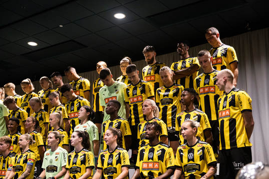 Dam- och herrlaget väntar på att ta en lagbild