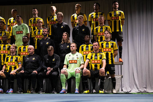 Målvakt Peter Abrahamsson och Even Hovland väntar på att
