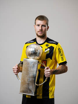 Simon Gustafson med Lennart Johanssons pokal