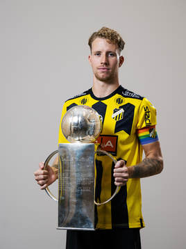 Samuel Gustafson med Lennart Johanssons pokal
