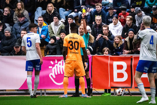 Malmö FFs målvakt Ismael Diawara tilldelas gult kort av
