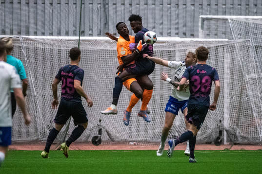 Malmö FFs målvakt Ismael Diawara i krock med Emmanuel