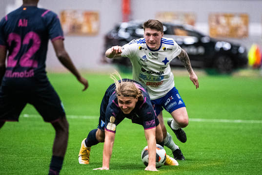 Malmö FFs Sebastian Nanasi och IFK Luleås Joshua Richards