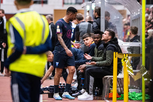 Malmö FFs Sergio Pena lämnar planen