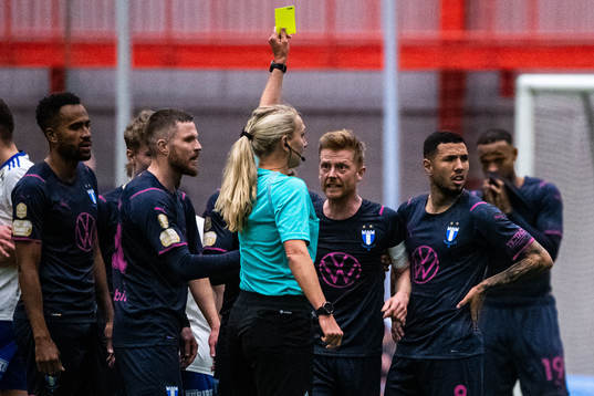 Malmö FFs Anders Christiansen och Sergio Pena reagerar på