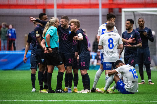 Malmö FFs Lasse Nielsen och Anders Christiansen reagerar