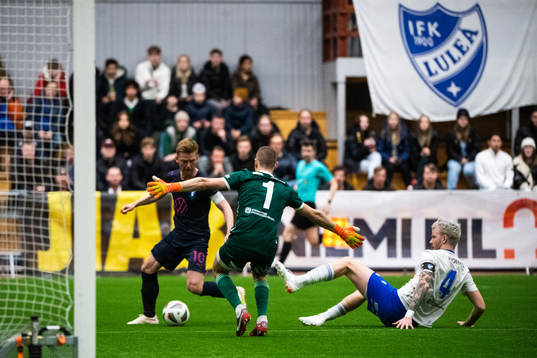 Malmö FFs Anders Christiansen, IFK Luleås målvakt Rasmus